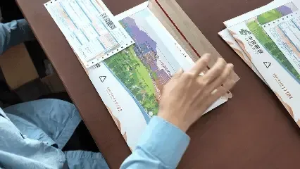 工作人员核对信息与封装过程